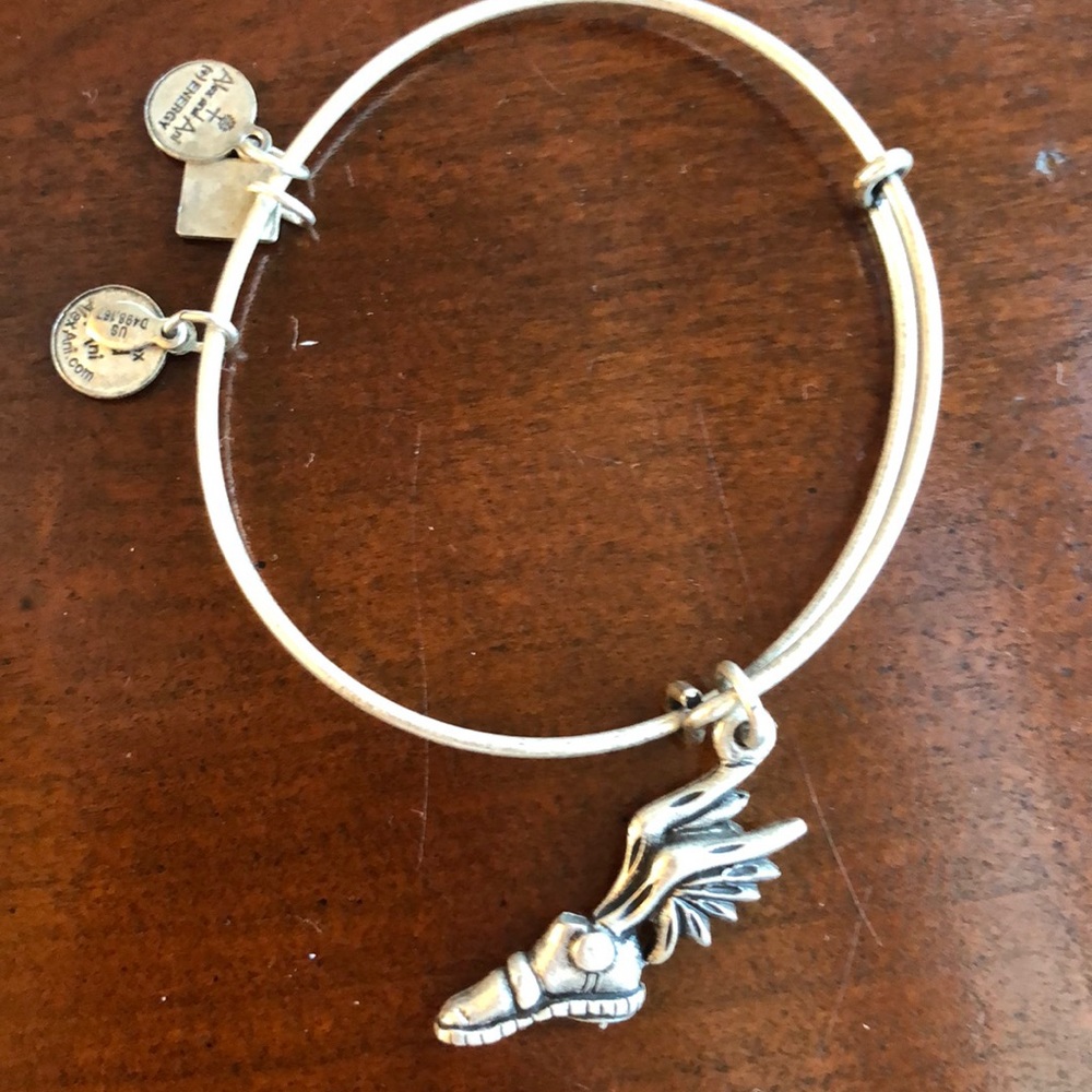 Track Winged foot charm bracelet